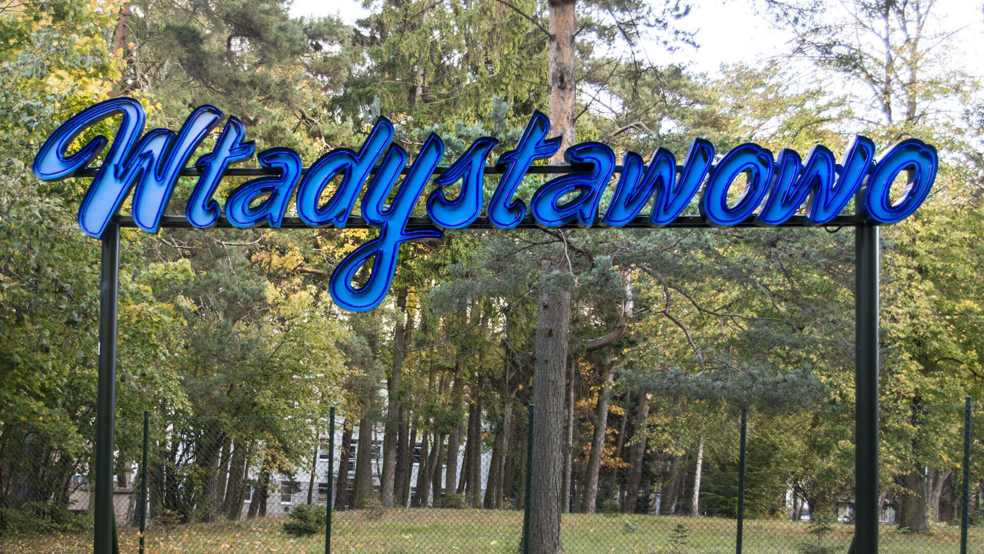 Neon-Wladyslawowo-Stadt-Neon auf Stahl-Neon auf Struktur-Neon auf Höhe-Neon erhöht-Blaulicht-Neon im Park-Neon im Wald-Neon-Werbung-Neon-Stadt-Neon-Bestellung-Neon-Werbung